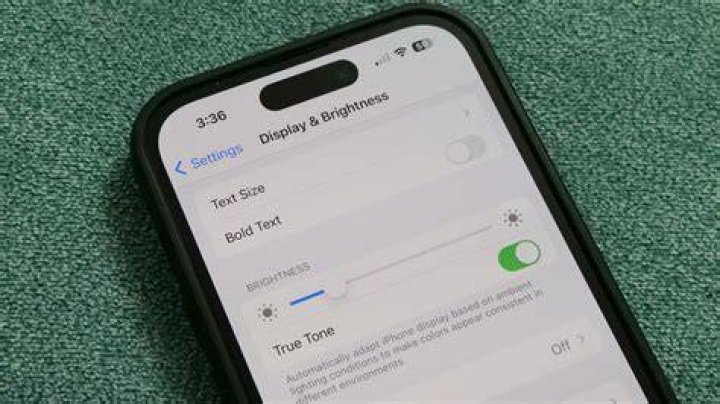 Does phone brightness affect battery?