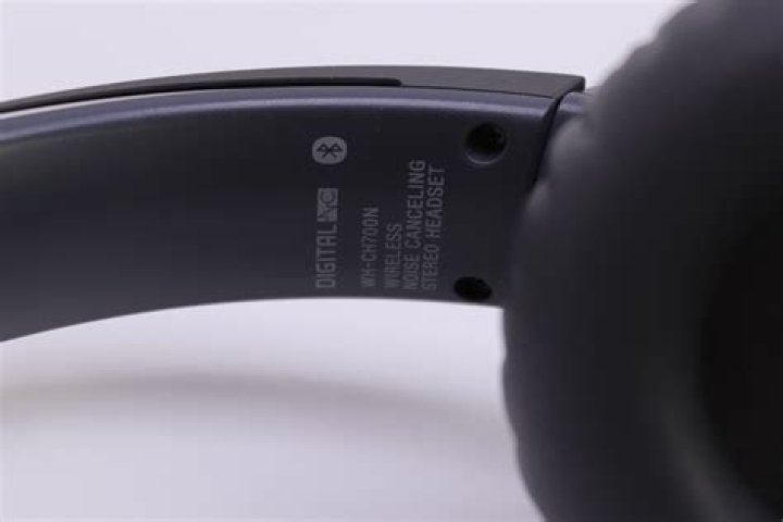 How do I activate noise Cancelling on Sony WH ch700n?