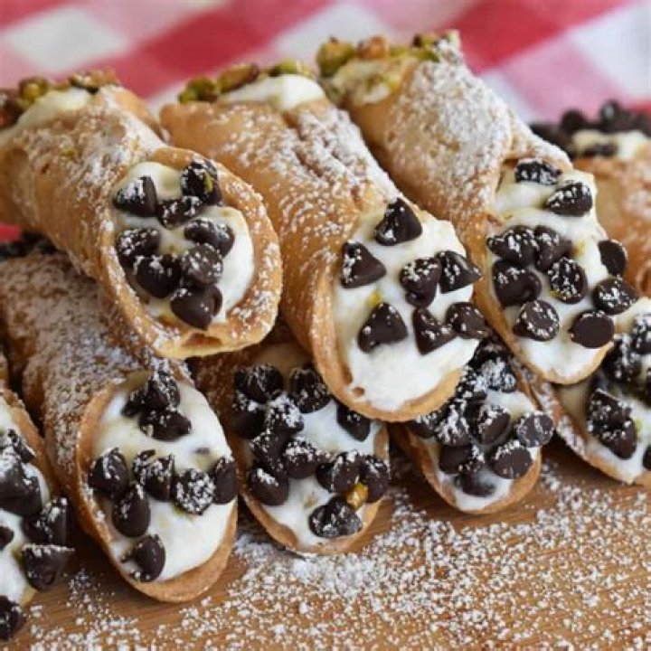 How do you thicken ricotta cheese filling for cannolis?