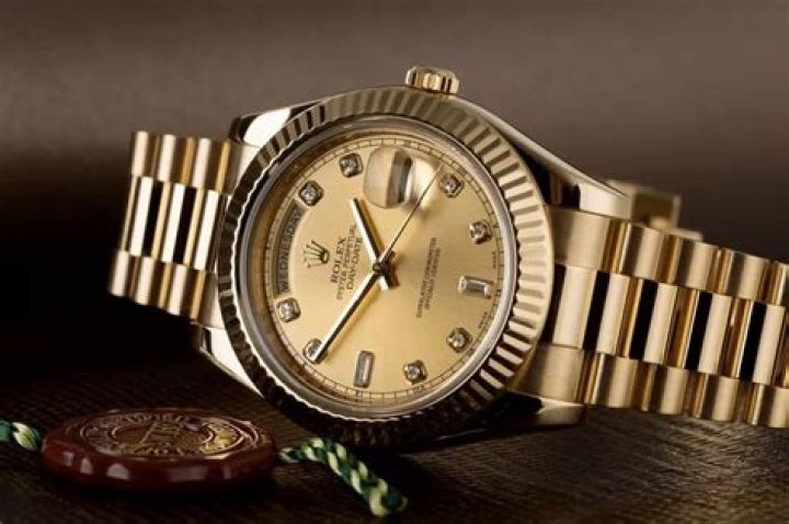 How much does a gold Rolex weigh?