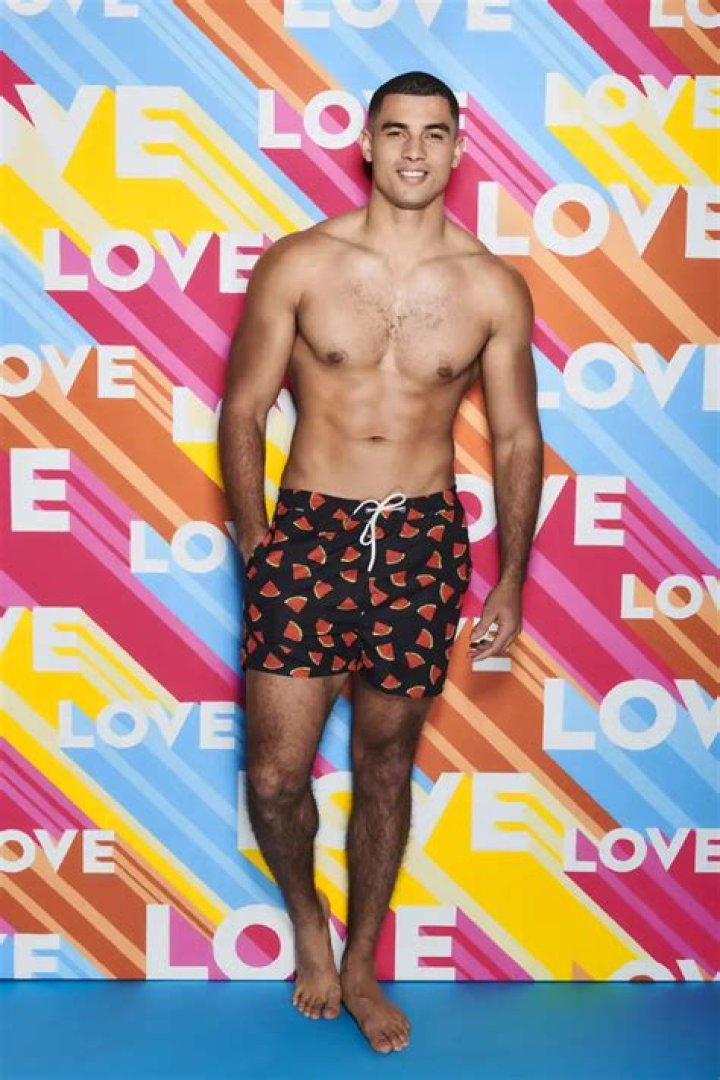 What age is Connagh Love Island?