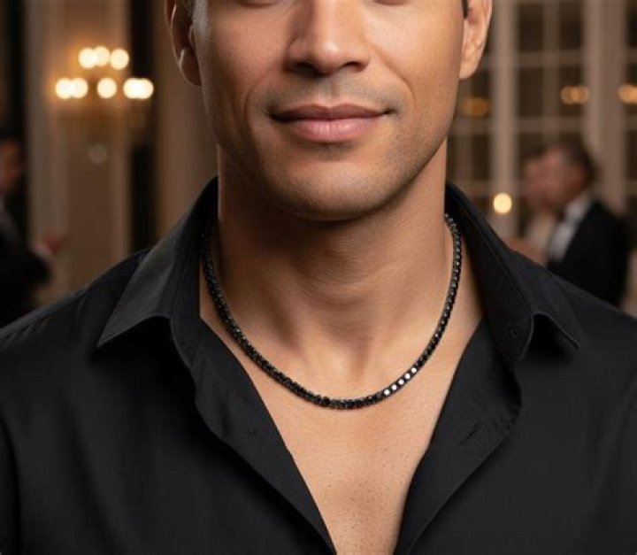 What necklace does Jeter wear?